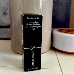 Giorgio Armani Luminous Silk Perfect Glow Flawless Foundation shade 6.25